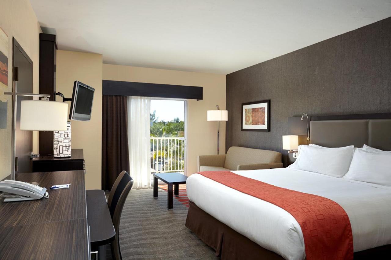 Holiday Inn Express & Suites Naples Downtown - 5Th Avenue By Ihg Eksteriør billede