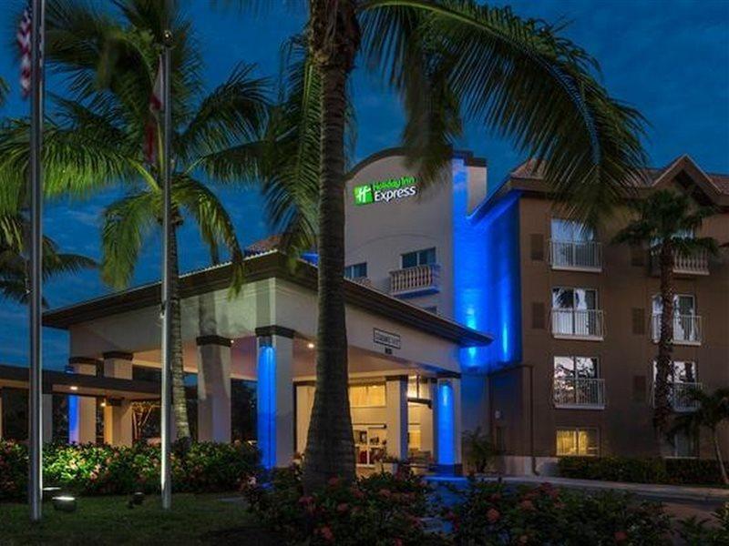 Holiday Inn Express & Suites Naples Downtown - 5Th Avenue By Ihg Eksteriør billede