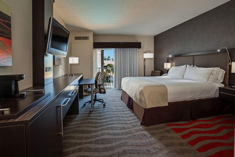 Holiday Inn Express & Suites Naples Downtown - 5Th Avenue By Ihg Eksteriør billede