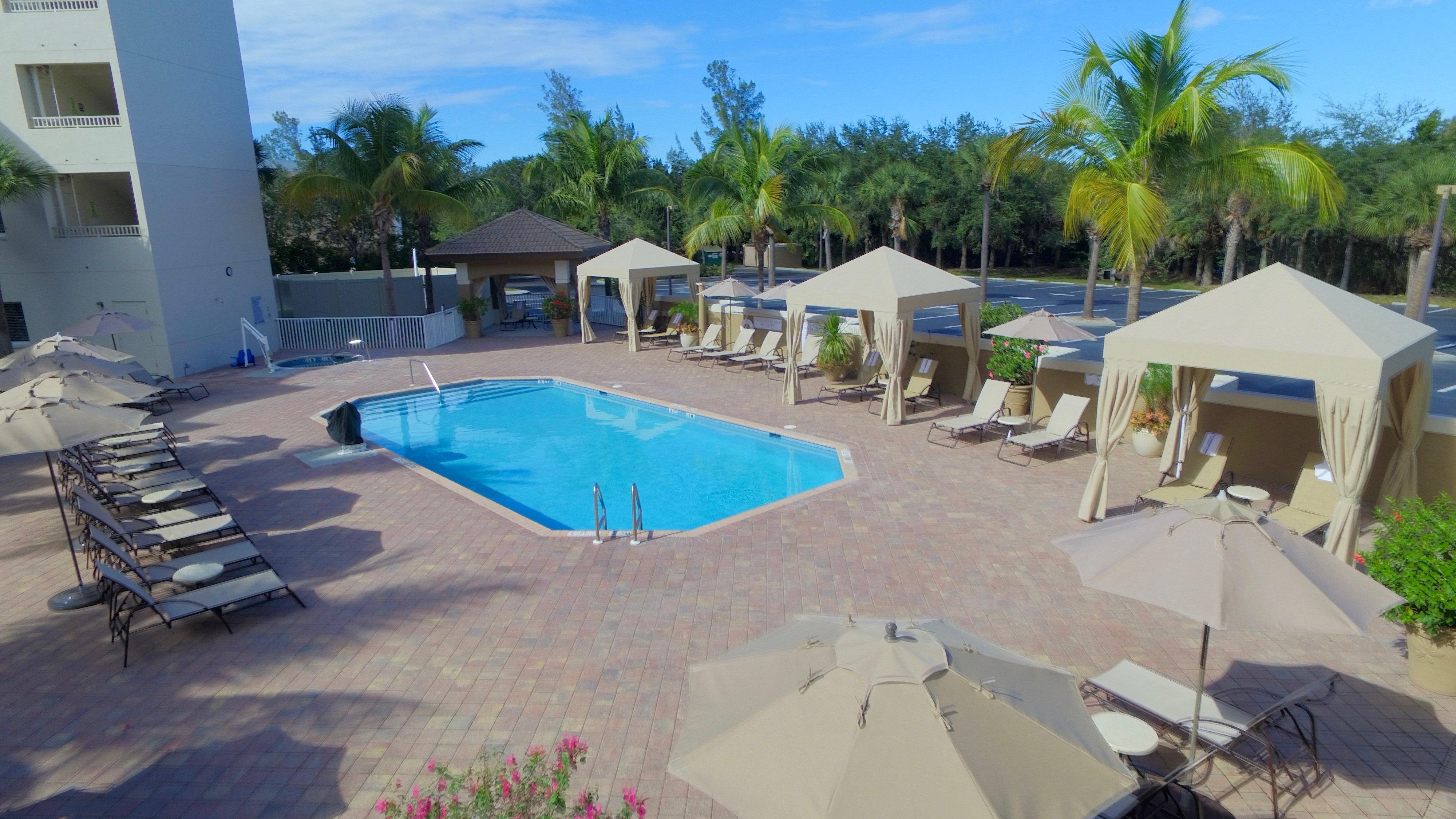 Holiday Inn Express & Suites Naples Downtown - 5Th Avenue By Ihg Eksteriør billede