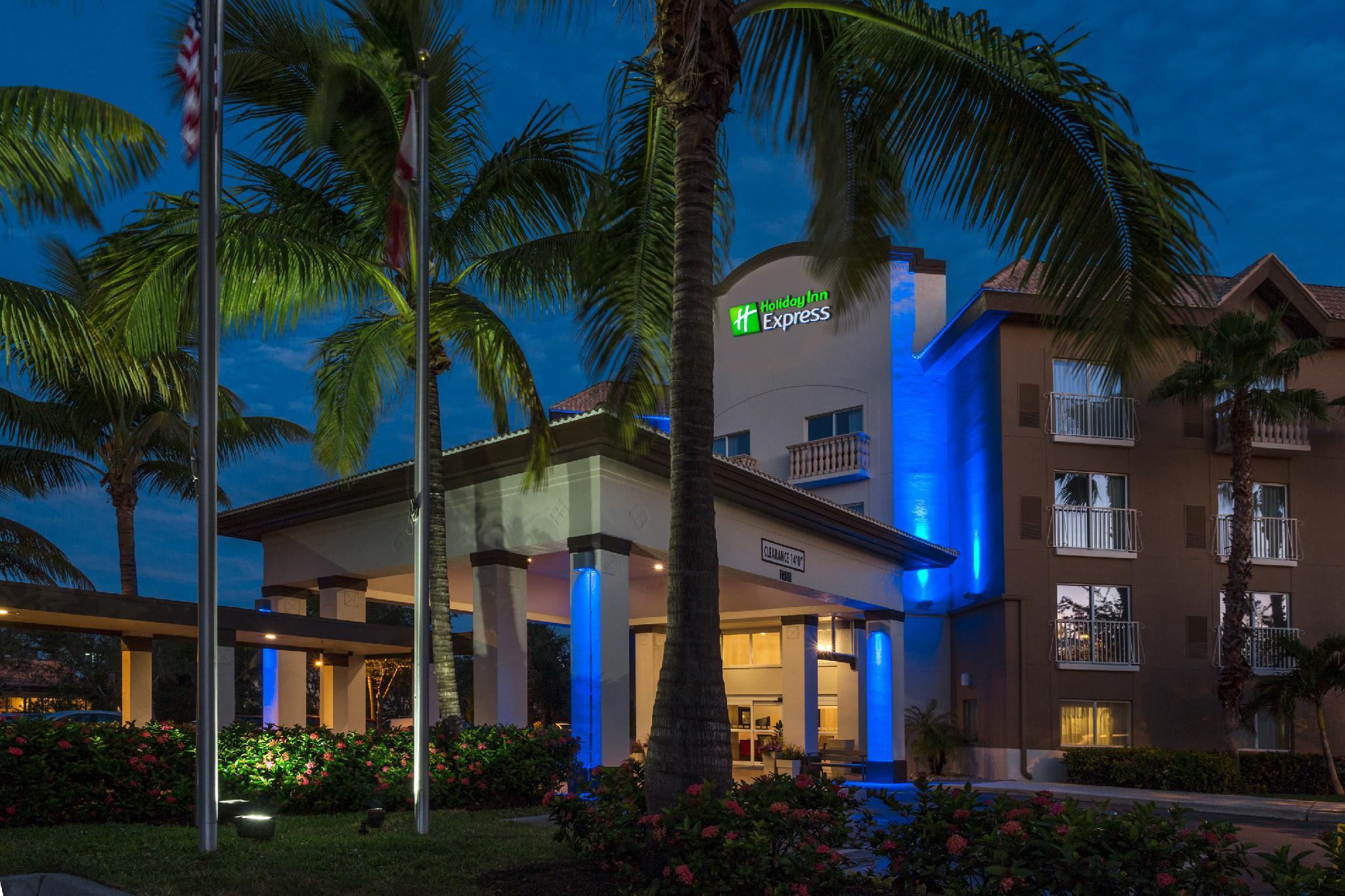 Holiday Inn Express & Suites Naples Downtown - 5Th Avenue By Ihg Eksteriør billede